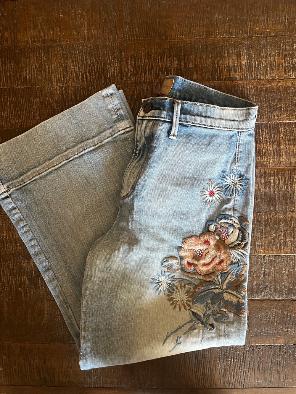 DRIFTWOOD Charlee cropped with Floral Embroidery - Picture 3 of 8